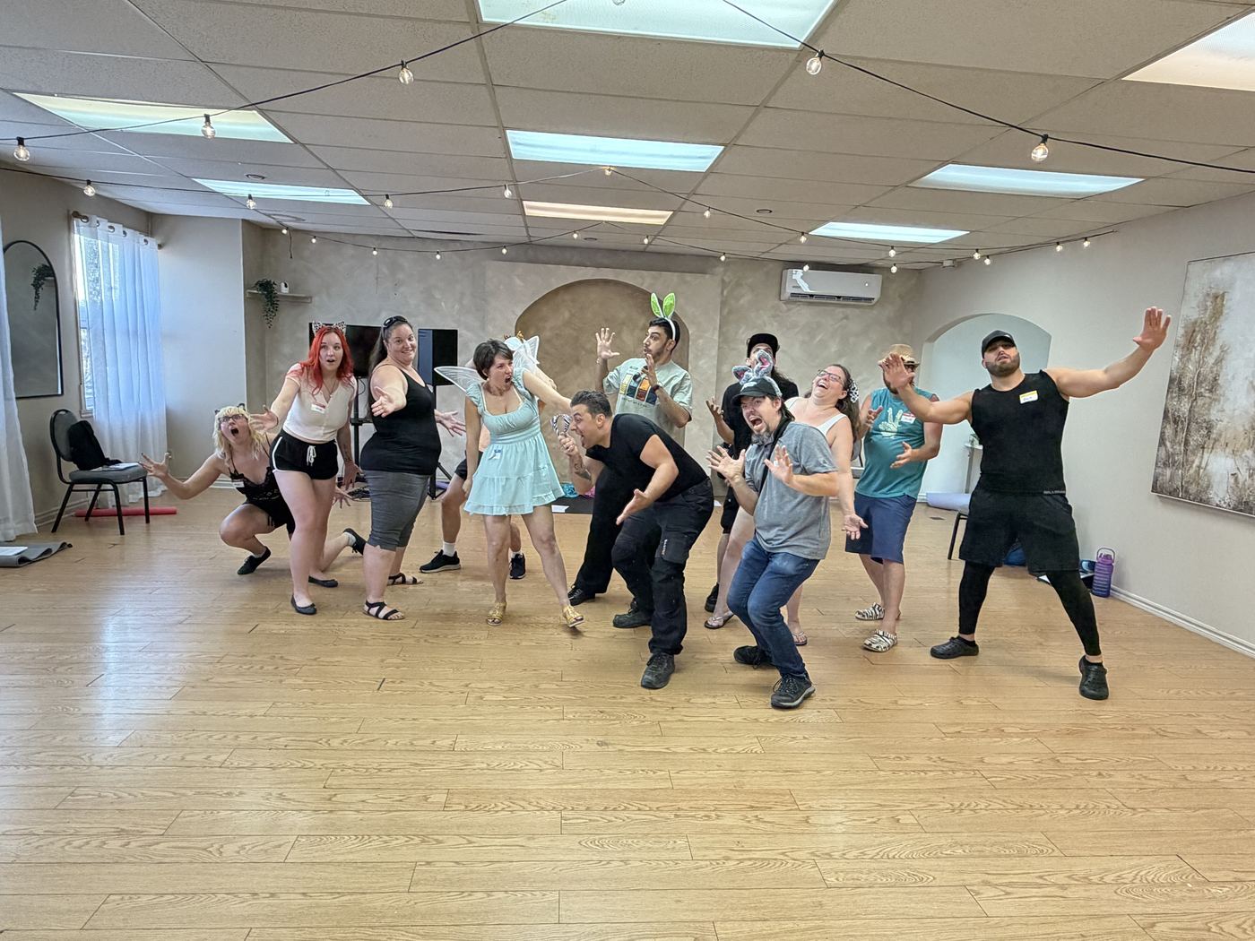 Le groupe de l'atelier démo, en pleine pose collective — bras levés, énergie et rire